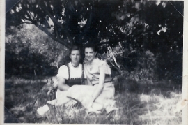 1954 Gerti Schmitzhofer,  E. Göbl im Garten 104ME