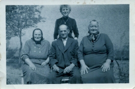 1950er oben Johanna Kaipl: Pamer, v.l. Theresia Strobel, Alois Strobel, Susanne Pamer 16DEM