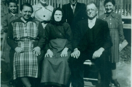 1950er v.l. A. Dürr, M. Dürr, Mitzi Dürr, Großmutter Ecker, K. Ecker, Großvater Ecker,  Helga Ecker Alte Str. 7 25RW