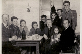 1950er v.l. Hr. Heidovitsch, ?. M. Sonnleitner, Lehrerin Steirer, H. Heidovitsch, Pfarrer Berger, Heini Heidovitsch, Sepp Scherhaufer, J. Magyar, A. Beck, J. Beck 3HEI