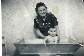 1955 Fr. Hiermann, W. Hiermann, in der Badewanne 48UP