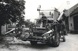 1955 J. Frank mit dem 1. Mähdrescher 53ZWE