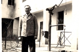 1948 Feda P. Milleschitz im Schulhof 57MP