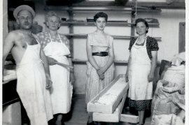 1950er R. Weiss, Fr. Weiss mit Personal in der Backstube 68WB