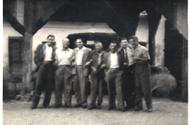 1955 P. Milleschitz mit Freunden in der Tanzhütte 78MP