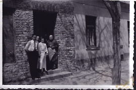 1955 kleine Familienidyle mit der kranken Christl, v.l. L. K. Ch. ?, Szigeti in der Haydngasse 8SZCH