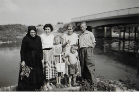 1957 Gitti Hofbauer u. Familie an der Leitha Brücke 10HWB