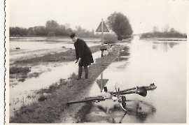 1965 Hochwasser Straße Richtung D.-Jahrndorf, Katharina (Frank) Zweng 138ZWE