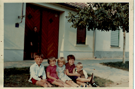 1970er Sitzung in der Neusiedlergasse h. Maria Lehner, Otto Toth, Romana Ranitsch, Gitti Toth, ? Elisabeth Lang  15LEH