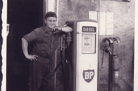 1966 M. Rosta an der BP Tankstelle Obere Hauptstr. 1RM