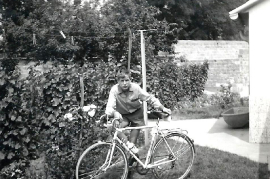 1967 Pauli mit seinem ersten Fahrrad 20UP