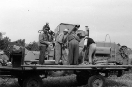 1970er Ernte mit dem 1. Mähdrescher 28HR