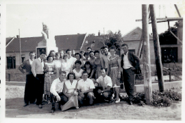 1960er Jugend am Dorfplatz 29FM