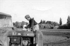 1970er F. Götz beim Traktor 32HR