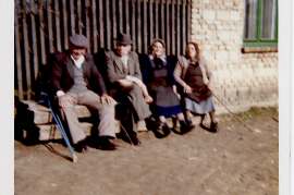 1960er Gassentratsch in der Mühlgasse Paul Strobel, Matthias Schreiner, Fr. Polz, Karoline Schreiner 45SL