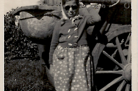 1960er vorne Gertrude Schreiner hinten ?, bei der Weinlese 49SL