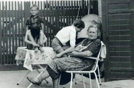 1970er Maria Spiegel mit 3 Enkerln 5HOIL
