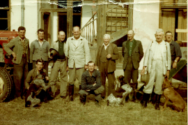 1960er J. Meixner, G. Lambert, Hr. Rosner, Hr. Böhm, F. Schicker, Hr. Hosank, Hr. Limbek-Pamer, Weiss Mechaniker, sitzend?, in der Fabrik 73FM