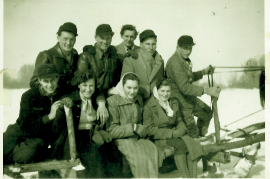 1960er P. Steinhöfer, J. Meixner, M. Fanzler, M. Dürr, P. Weiss, vorne P. Reif, Marianne Ebner (Meixner), E. Weintritt, E. Reif, Schlittenfahrt 74FM