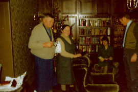 1980 Michael (man beachte die Stiefel) Theresia, Anni und Josef Hafner Weihnachten 37HAF